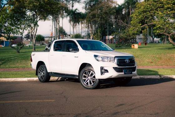 TOYOTA HILUX 2.8 SR 4X4 CD 16V DIESEL 4P AUTOMÁTICO TOYOTA HILUX 2.8 SR 4X4 CD 16V DIESEL 4P AUTOMÁTICO